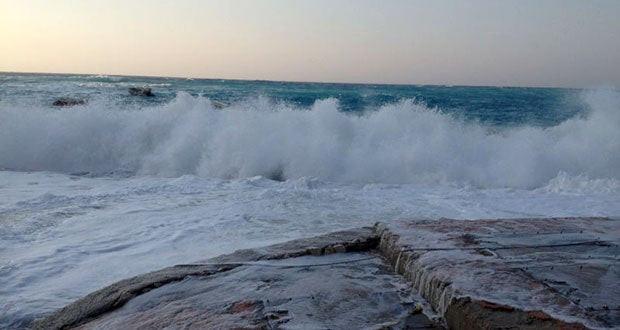 ΕΚΤΑΚΤΟ: Το κύμα «κατάπιε» τουλάχιστον 10 αυτοκίνητα στο λιμάνι της Σύμης – Έρευνες για εγκλωβισμένους